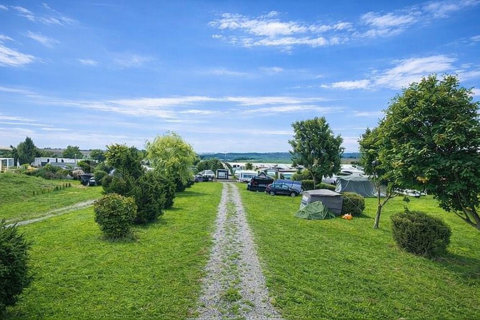 Weitläufige Wege zwischen den Stellplätzen