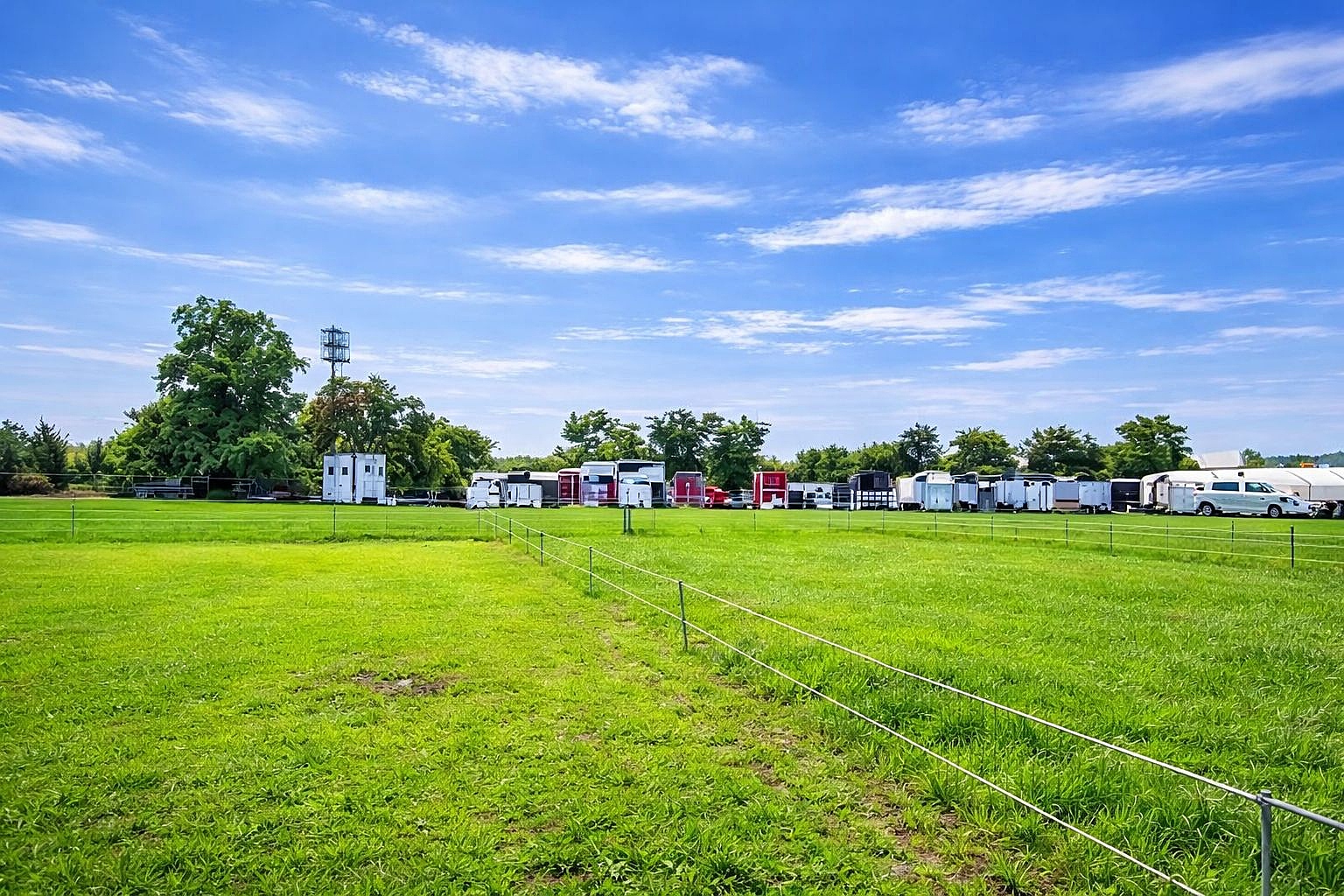 Blick über das Gelände mit Weitsicht